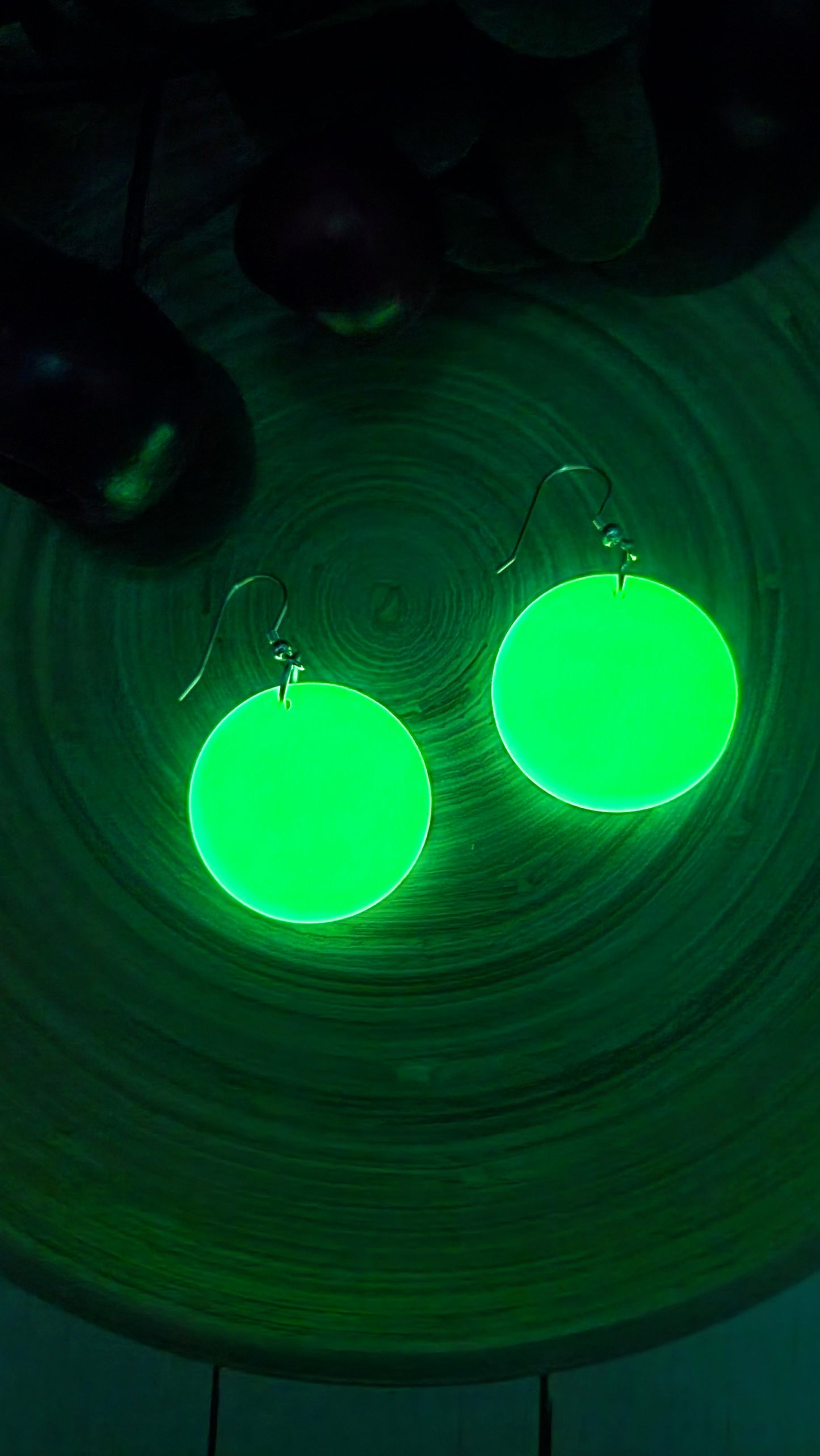 The back side of the earrings.  White acrylic white rounds with black bats flying.  These glow in the dark!